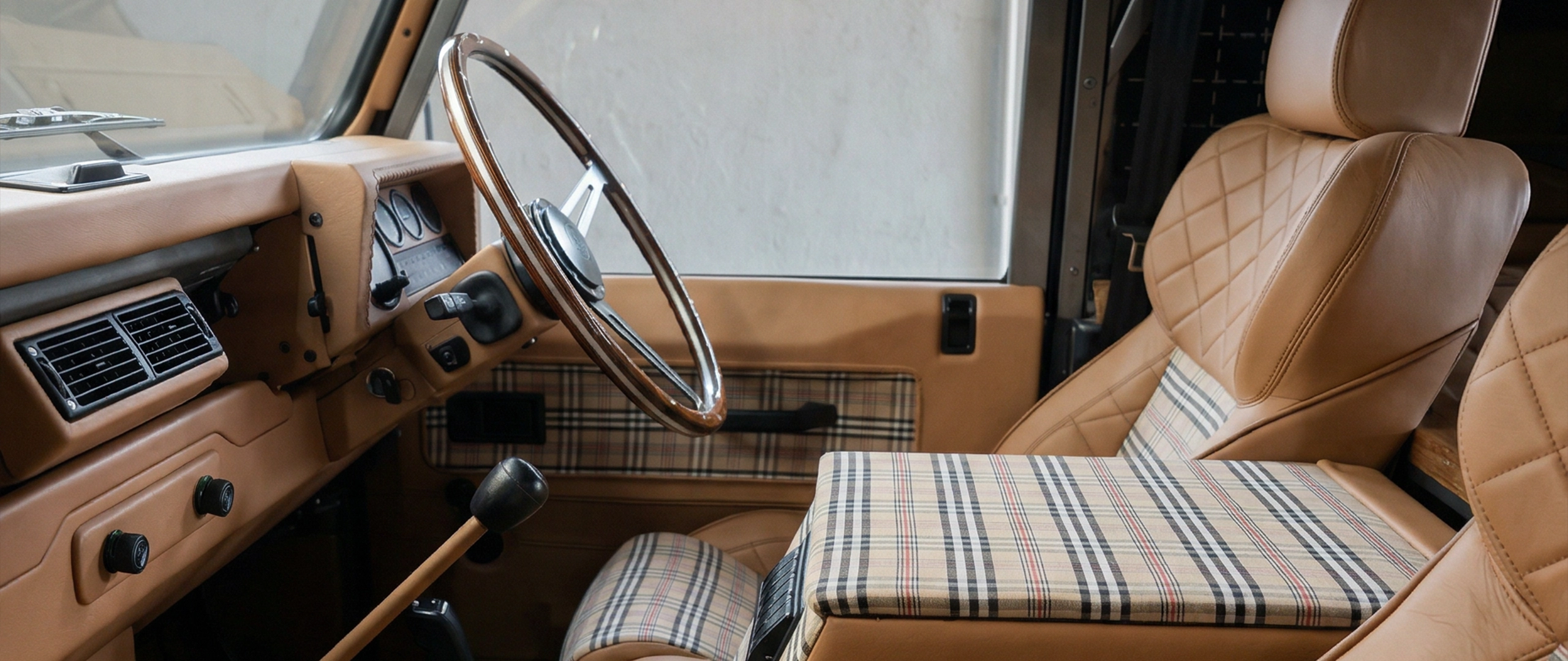 Detalhe de interior automóvel restaurado pela B&M Automotive Studio